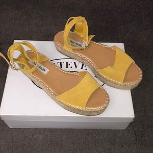 Steve Madden flat form sandals